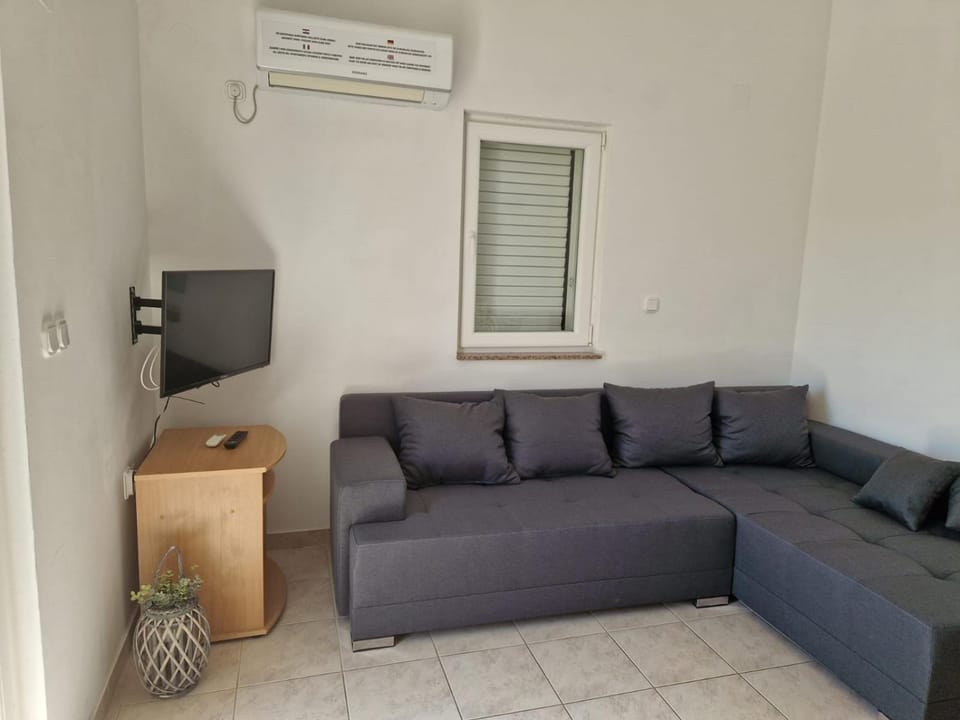 TV and multimedia, Living room, Seating area, air conditioner