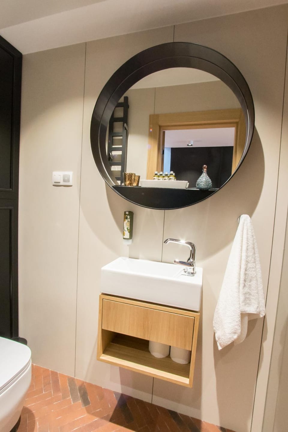 Toilet, Bathroom, towels