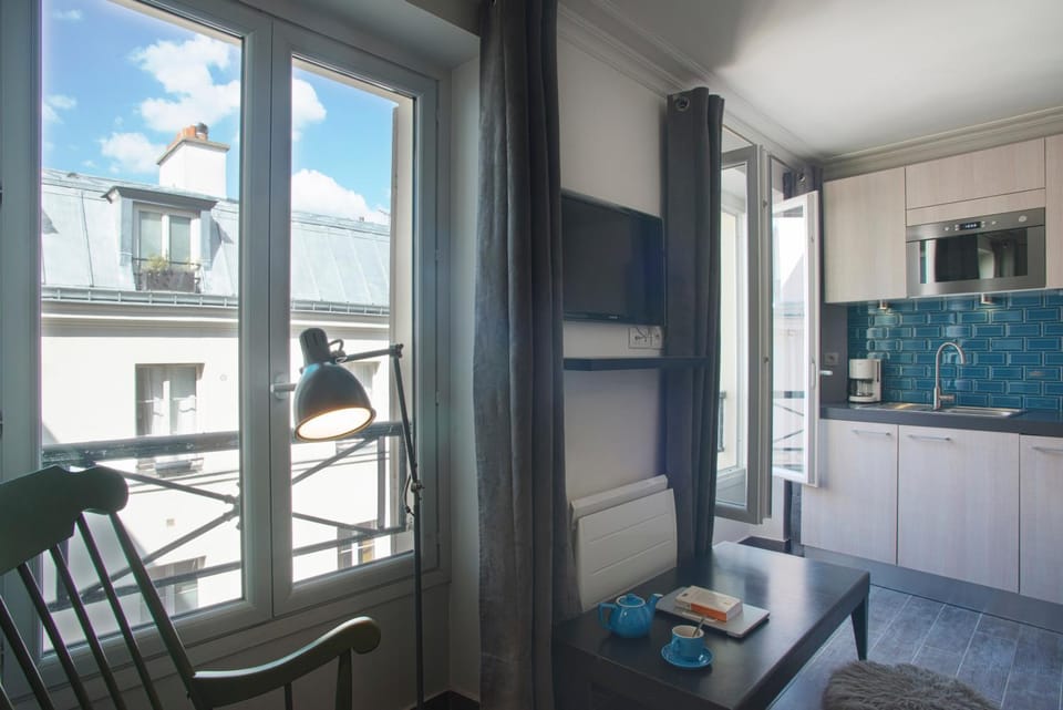 Spring, Day, TV and multimedia, Coffee/tea facilities, Kitchen or kitchenette, Living room, Photo of the whole room, Decorative detail, Decorative detail, Seating area, Dining area, On site, City view, City view, Street view, Street view