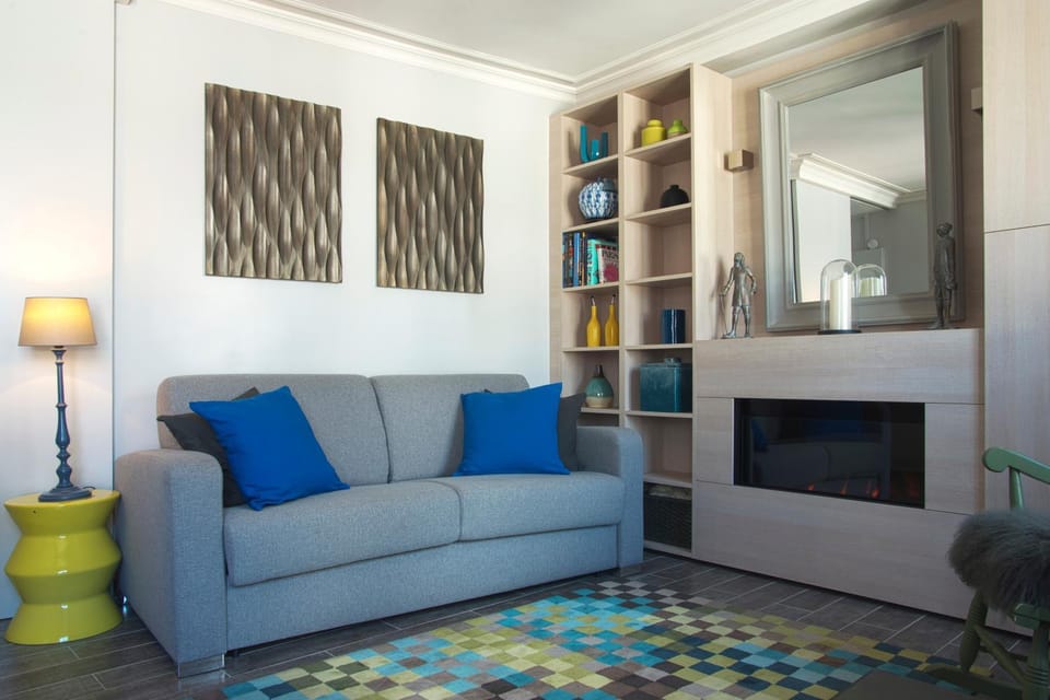 Facade/entrance, Spring, Day, TV and multimedia, Living room, Photo of the whole room, Decorative detail, Decorative detail, Seating area, Dining area, On site, City view, City view, Street view, Street view
