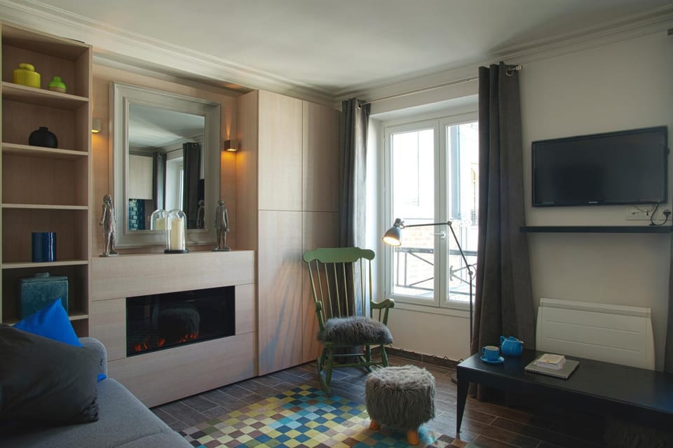 Spring, Bed, Day, TV and multimedia, Living room, Photo of the whole room, Decorative detail, Decorative detail, Seating area, Dining area, Bedroom, On site, City view, City view, Street view, Street view