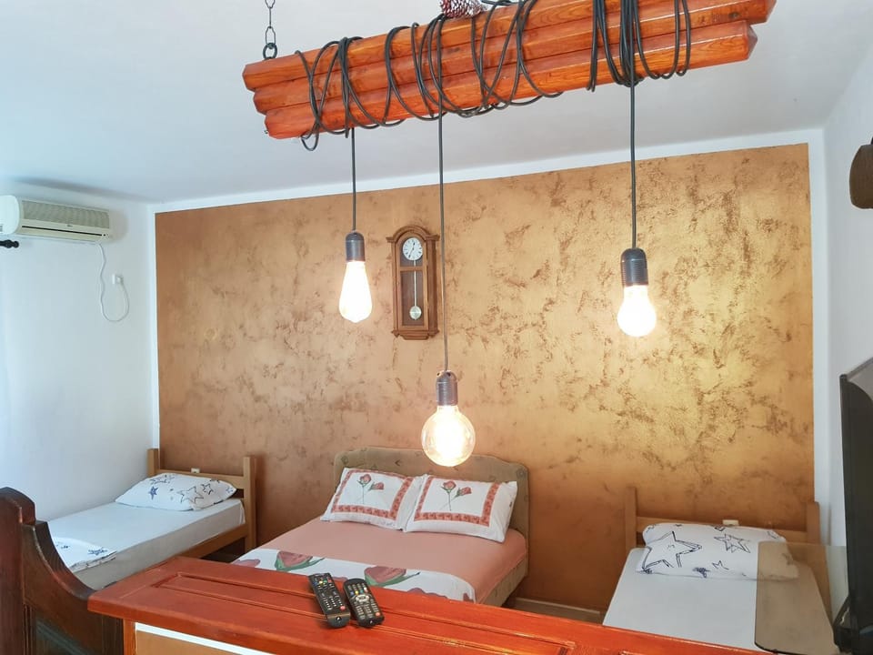 Bed, Photo of the whole room, Bedroom, air conditioner