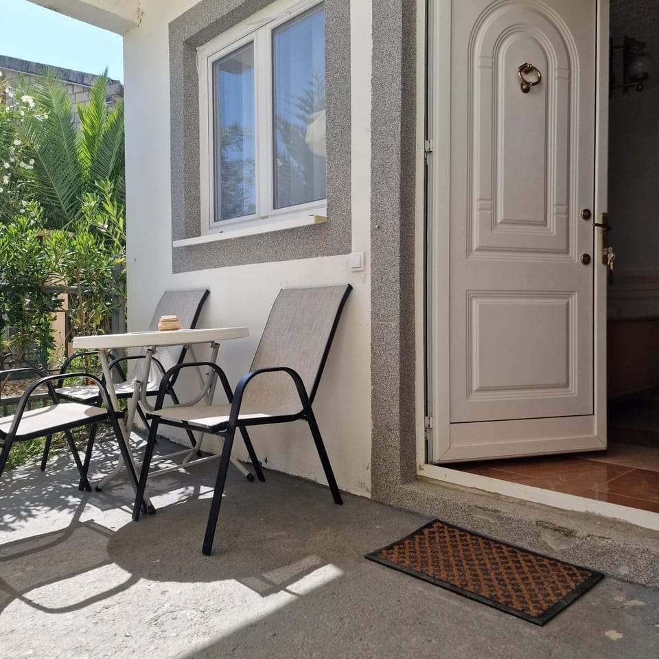 Patio, Day, Balcony/Terrace
