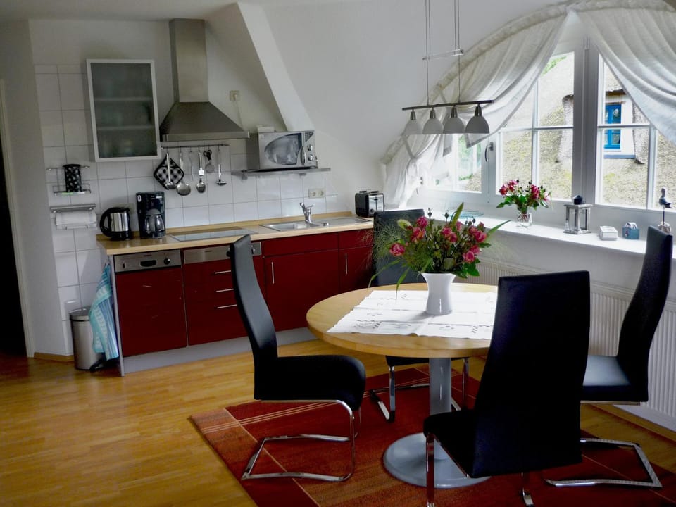 Coffee/tea facilities, Decorative detail, Dining area, On site, Food, Garden view