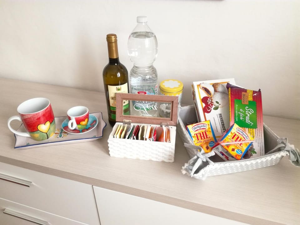 Coffee/tea facilities, Food and drinks, Food, Drinks, Alcoholic drinks