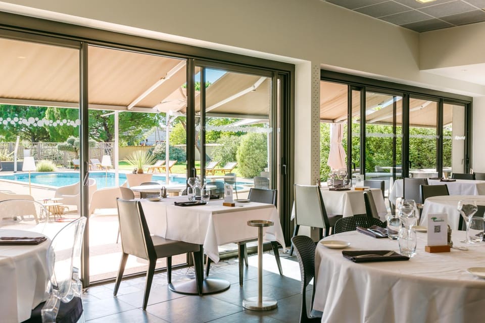 Restaurant/places to eat, Restaurant/places to eat, Food and drinks, Banquet/Function facilities, Swimming pool