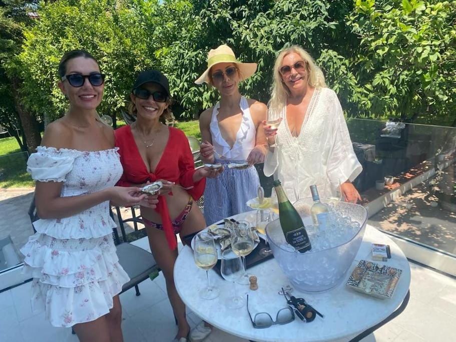 Garden, group of guests