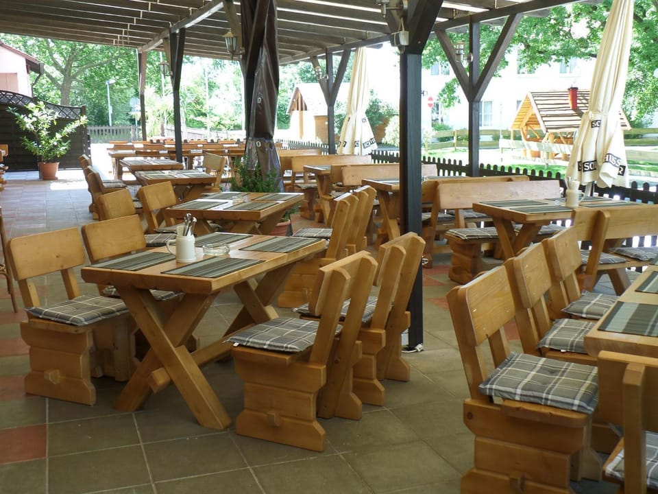 Restaurant/places to eat, Balcony/Terrace