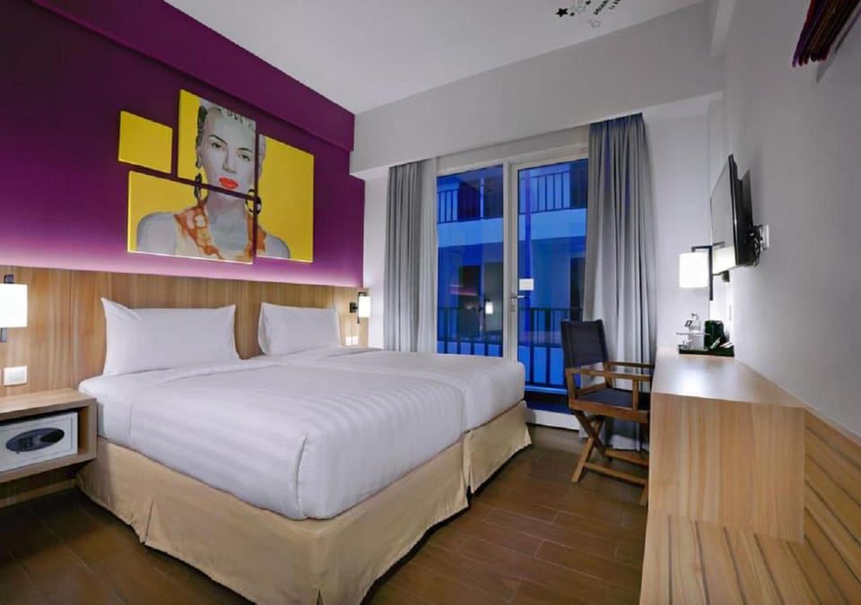 TV and multimedia, Balcony/Terrace, Seating area, Bedroom, Pool view