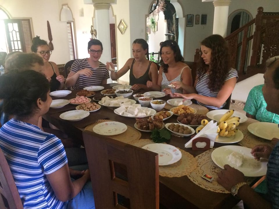 Restaurant/places to eat, People, Food and drinks, Banquet/Function facilities, Food, Lunch