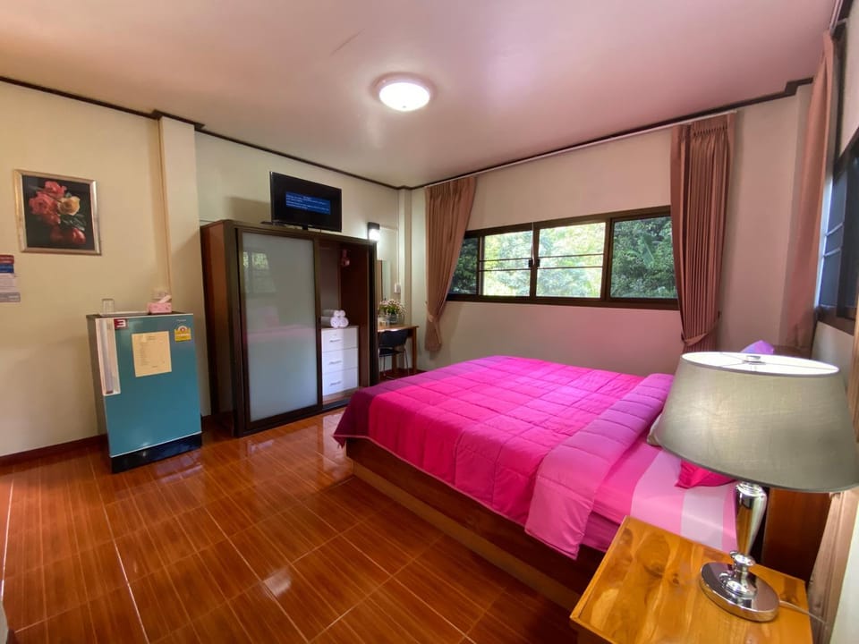 TV and multimedia, Photo of the whole room, Decorative detail, Seating area, Bedroom