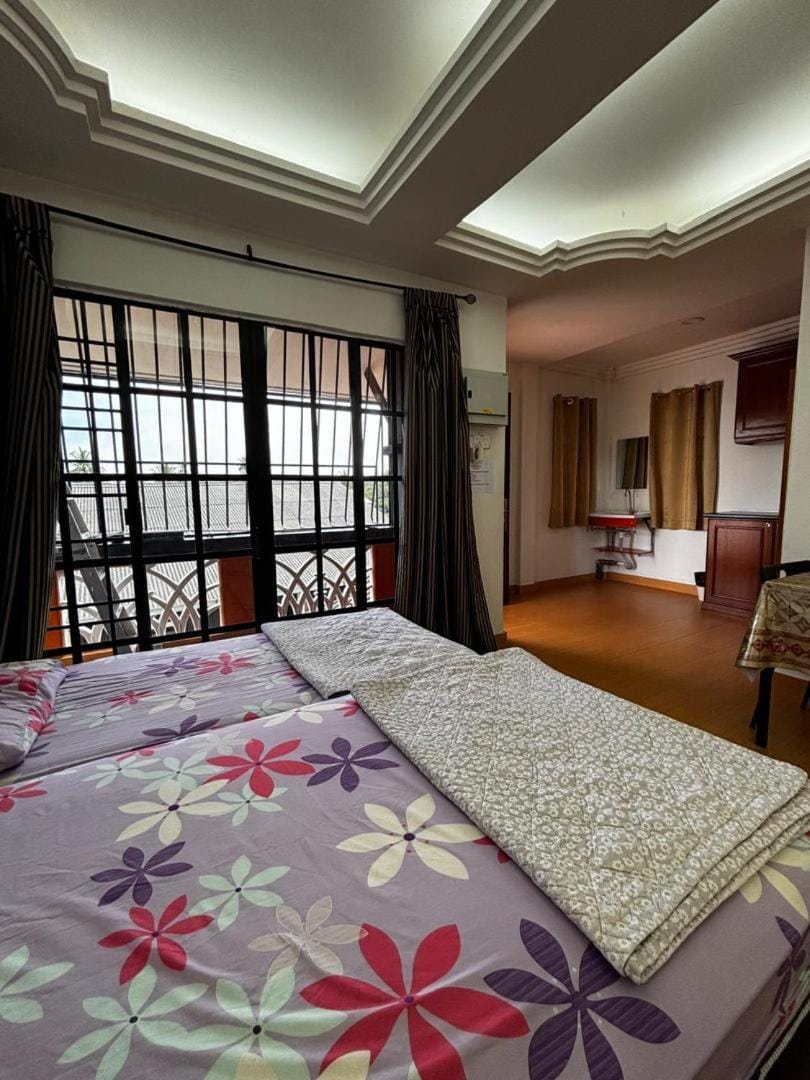 Bed, Photo of the whole room, Seating area, Bedroom