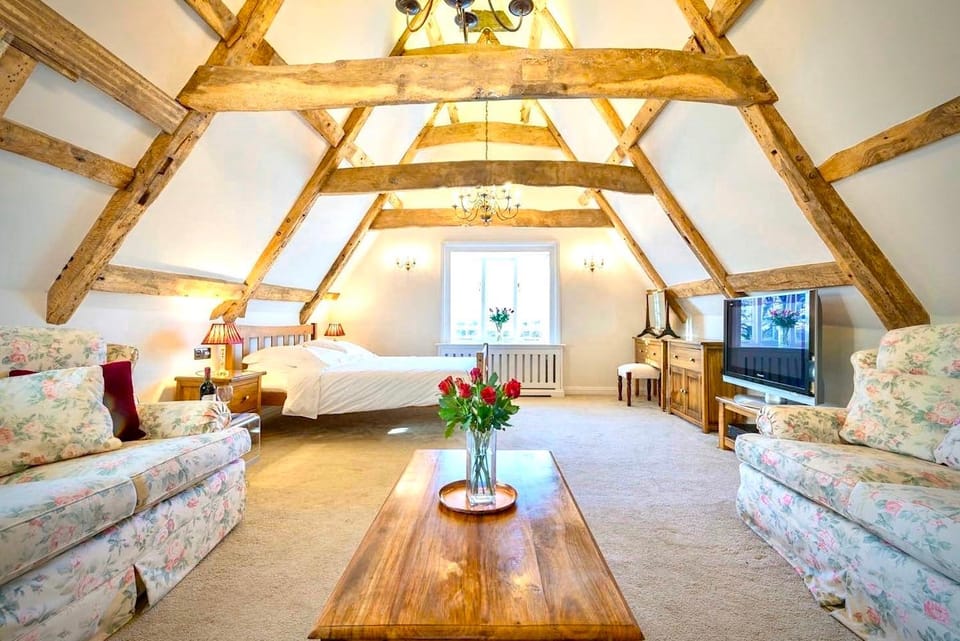 Bed, TV and multimedia, View (from property/room), Seating area, Bedroom