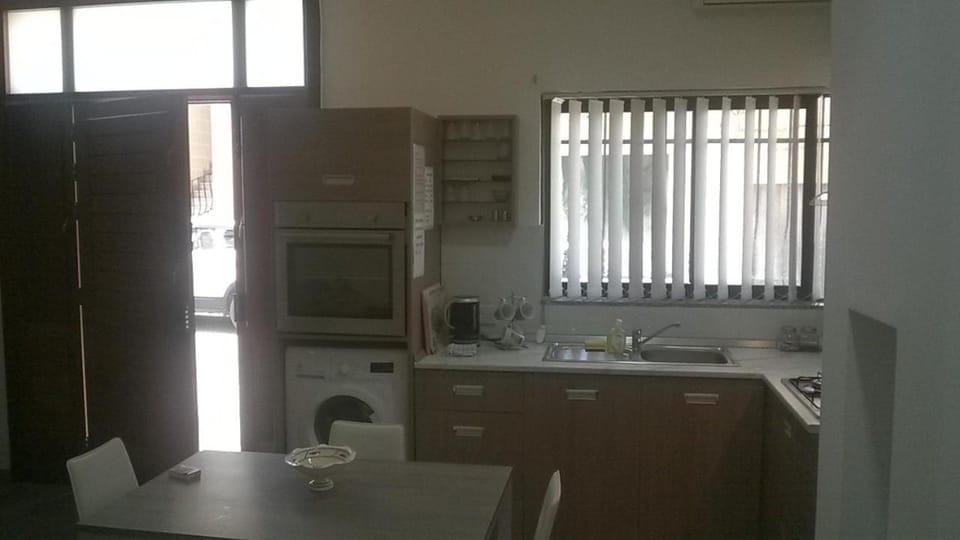 Coffee/tea facilities, Kitchen or kitchenette, Dining area