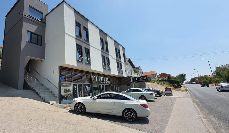 Property building, Restaurant/places to eat, Facade/entrance, Balcony/Terrace, Street view, Area and facilities, Breakfast