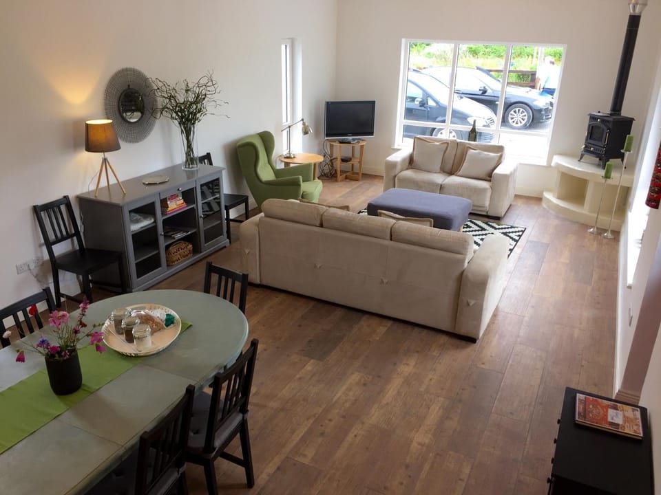 People, TV and multimedia, Kitchen or kitchenette, Living room, Photo of the whole room, Dining area, Garden view, Family