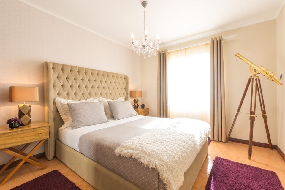 Day, Photo of the whole room, Decorative detail, Bedroom