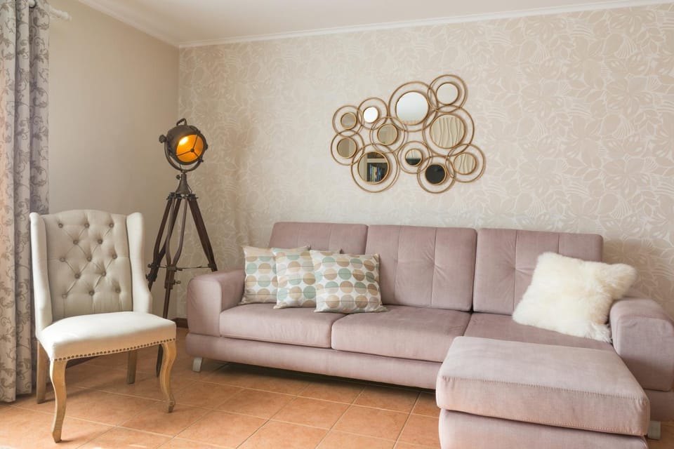 Communal lounge/ TV room, Day, Decorative detail