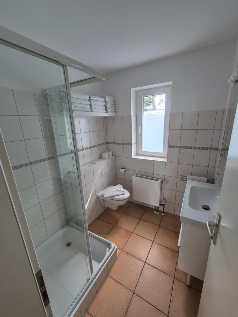 Shower, Toilet, Bathroom, towels