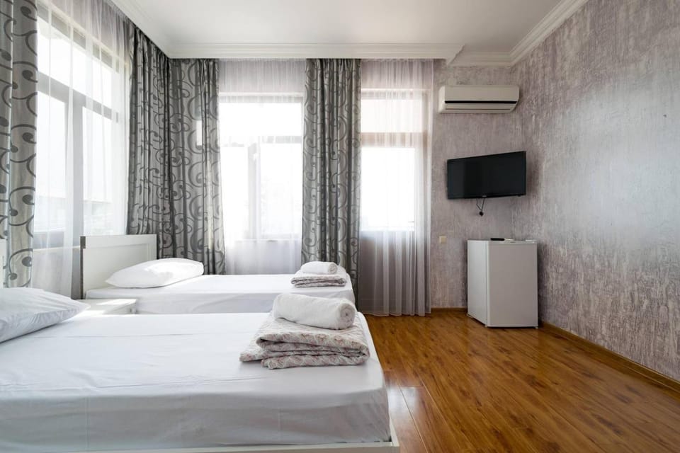 Bed, TV and multimedia, Photo of the whole room, Bedroom