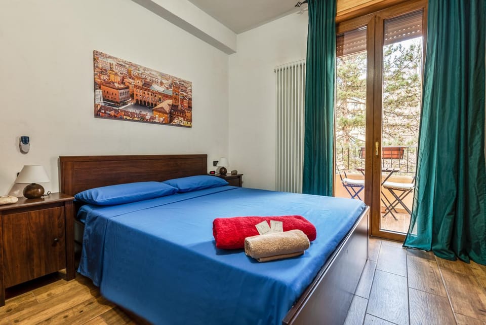 Bed, View (from property/room), Balcony/Terrace, Bedroom, Inner courtyard view, towels