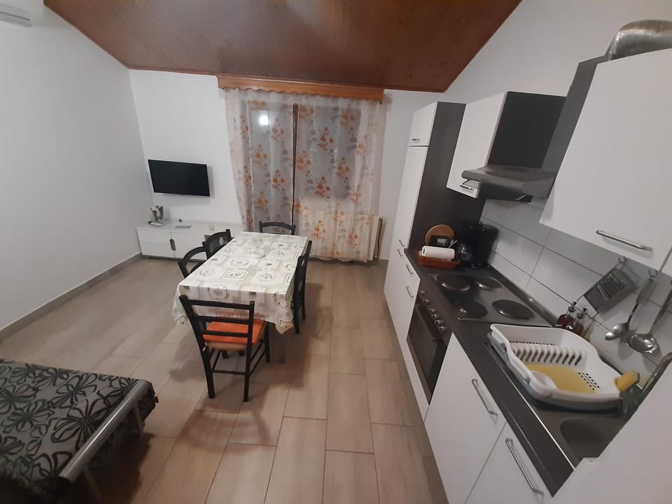 Kitchen or kitchenette, Living room, Seating area, Dining area