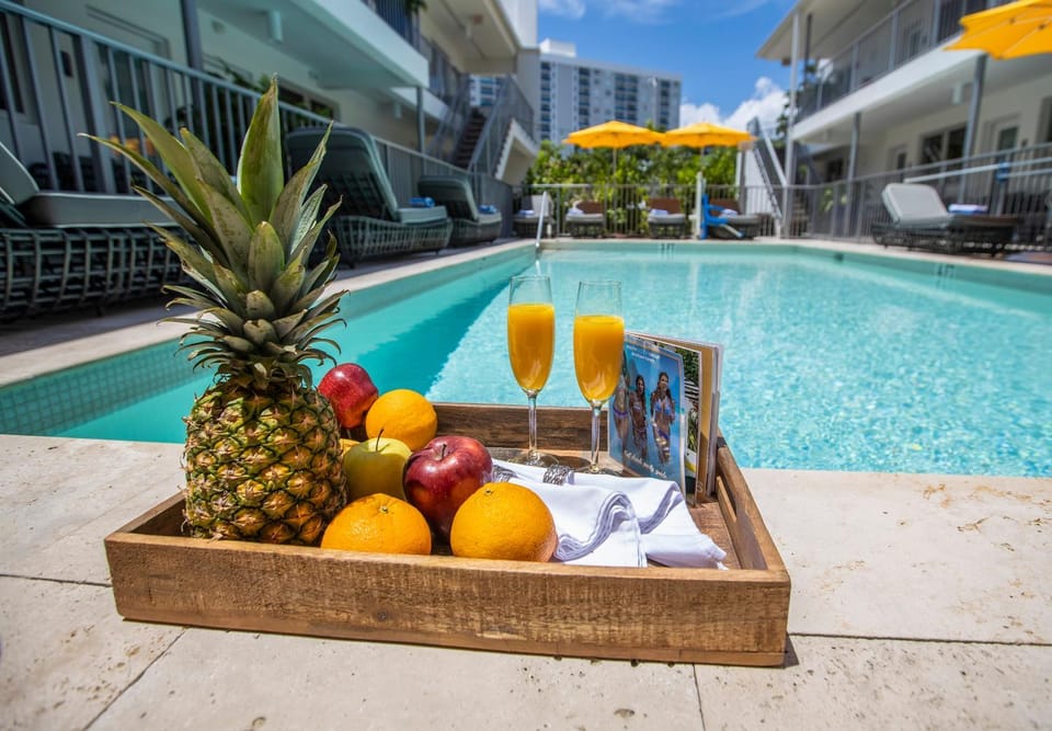 Food and drinks, Swimming pool, Drinks