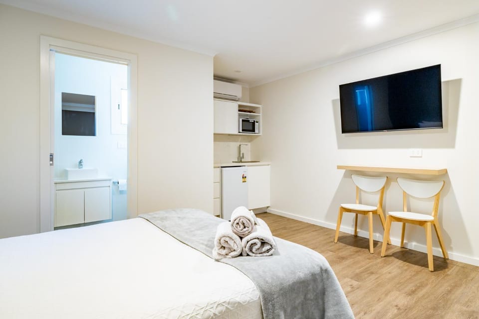 Bed, Bathroom, TV and multimedia, Kitchen or kitchenette