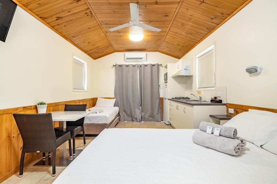 Bed, TV and multimedia, Kitchen or kitchenette, Living room, Seating area, Dining area, air conditioner