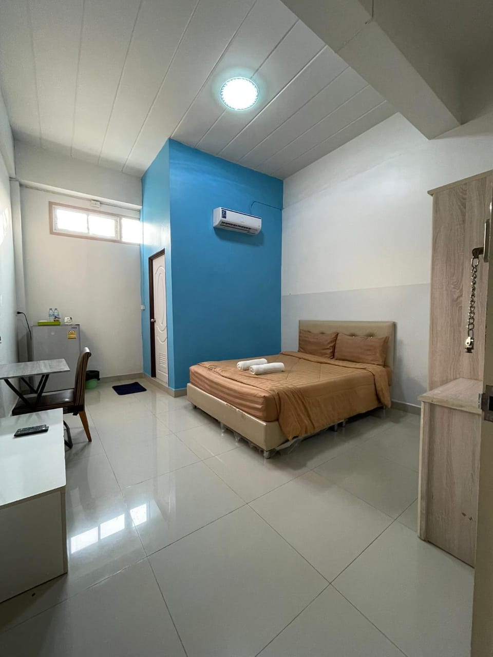 Bed, Photo of the whole room, air conditioner