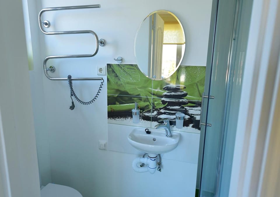 Shower, Toilet