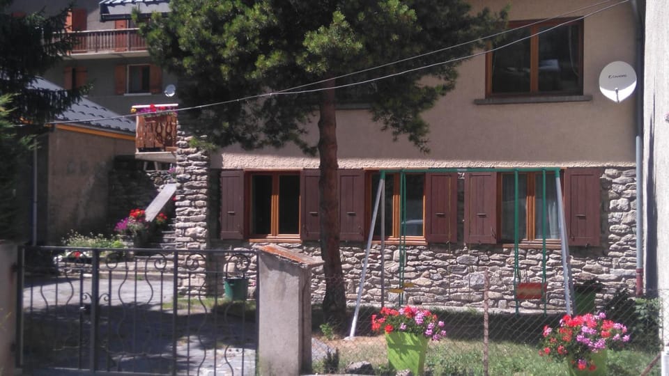 Property building, Facade/entrance, Garden view