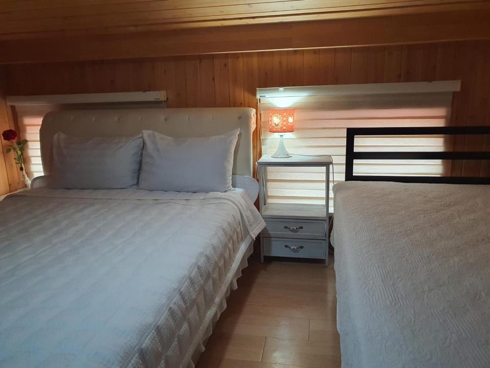 Photo of the whole room, Bedroom