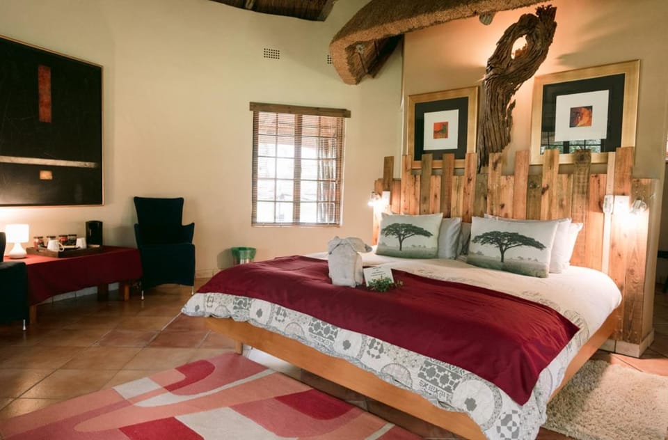 Property building, Bed, Photo of the whole room, Bedroom, Pets, Family, fireplace, locker, towels