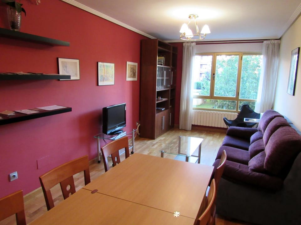 Communal lounge/ TV room, Library, Lounge or bar, Garden view