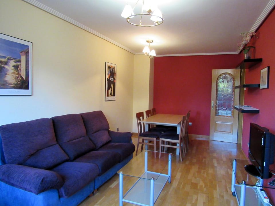 Communal lounge/ TV room, Library, City view, Garden view