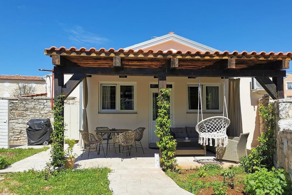 Property building, Patio, Facade/entrance, Spring, Garden