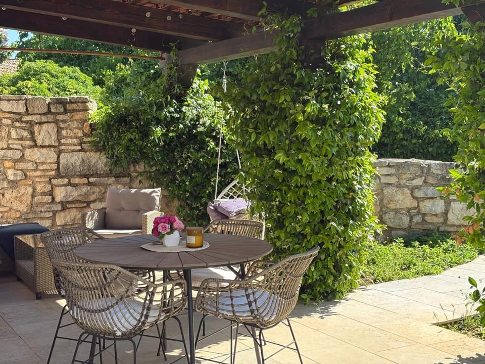 Patio, Day, Seating area, Dining area, Garden view
