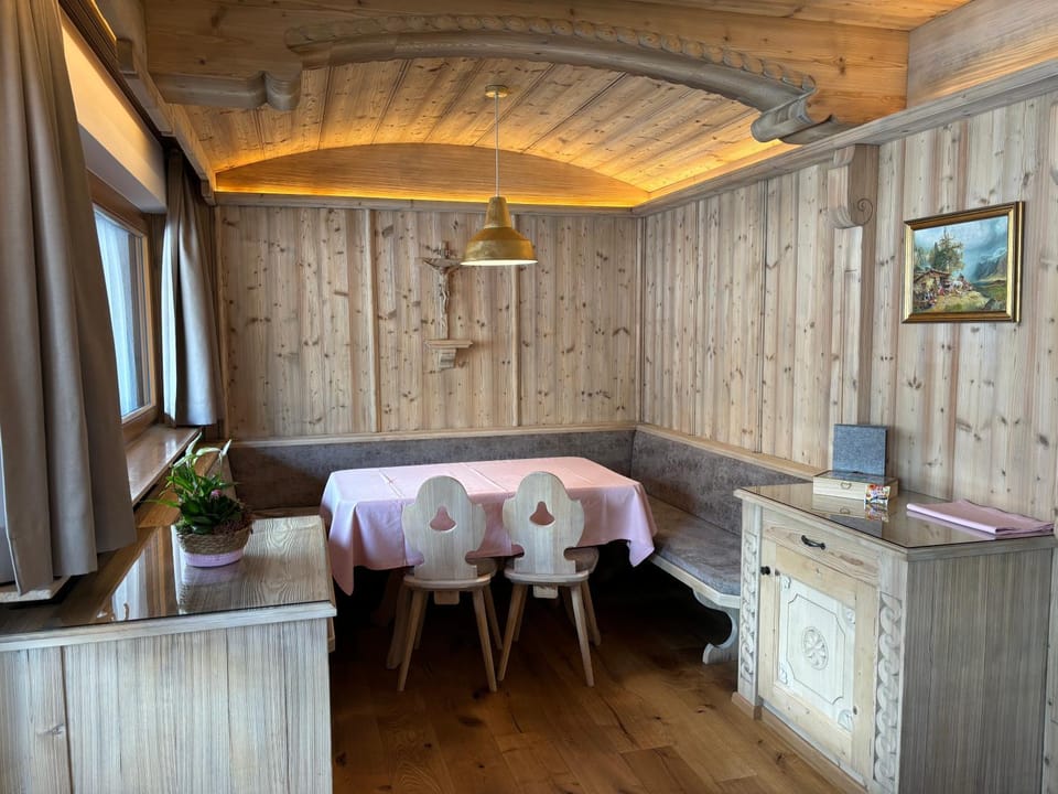 Seating area, Dining area