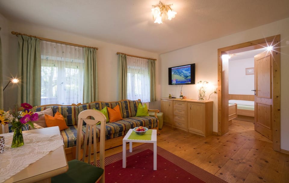 TV and multimedia, Living room, Seating area, Dining area, Garden view