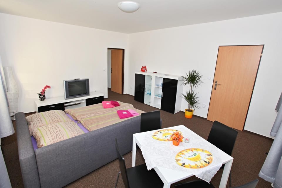 Living room, Photo of the whole room, Street view, towels