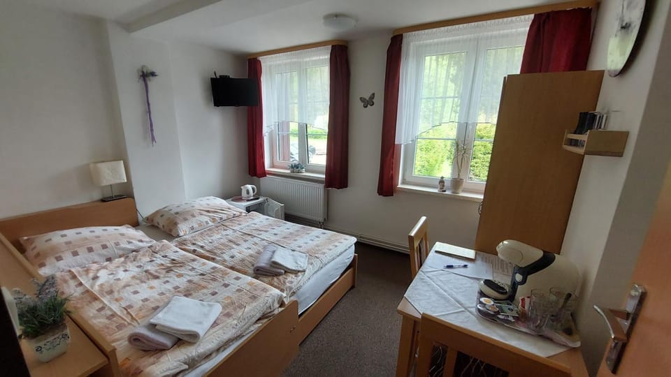 Bed, Coffee/tea facilities, Photo of the whole room, Bedroom, Street view, towels