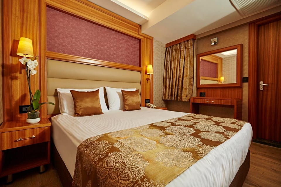 Massage, View (from property/room), Photo of the whole room, Bedroom, Landmark view, Street view, Inner courtyard view