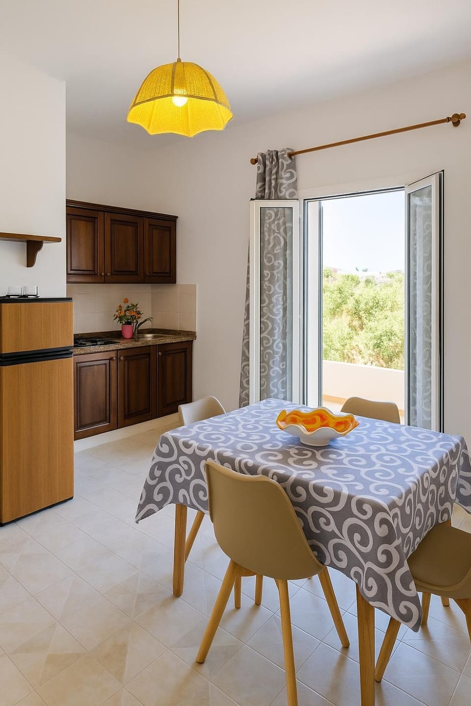 Kitchen or kitchenette, Dining area