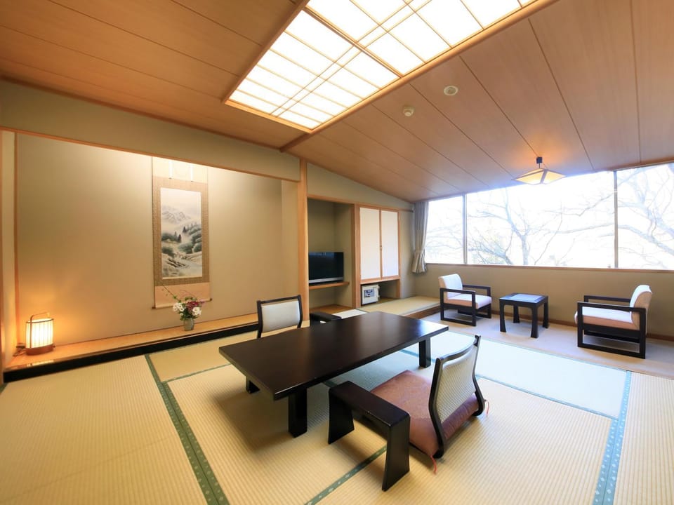 Photo of the whole room, Seating area