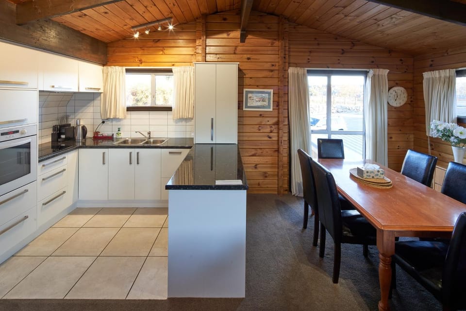 Dining area, kitchen