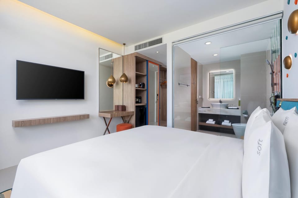 Bed, TV and multimedia, Photo of the whole room, Bedroom