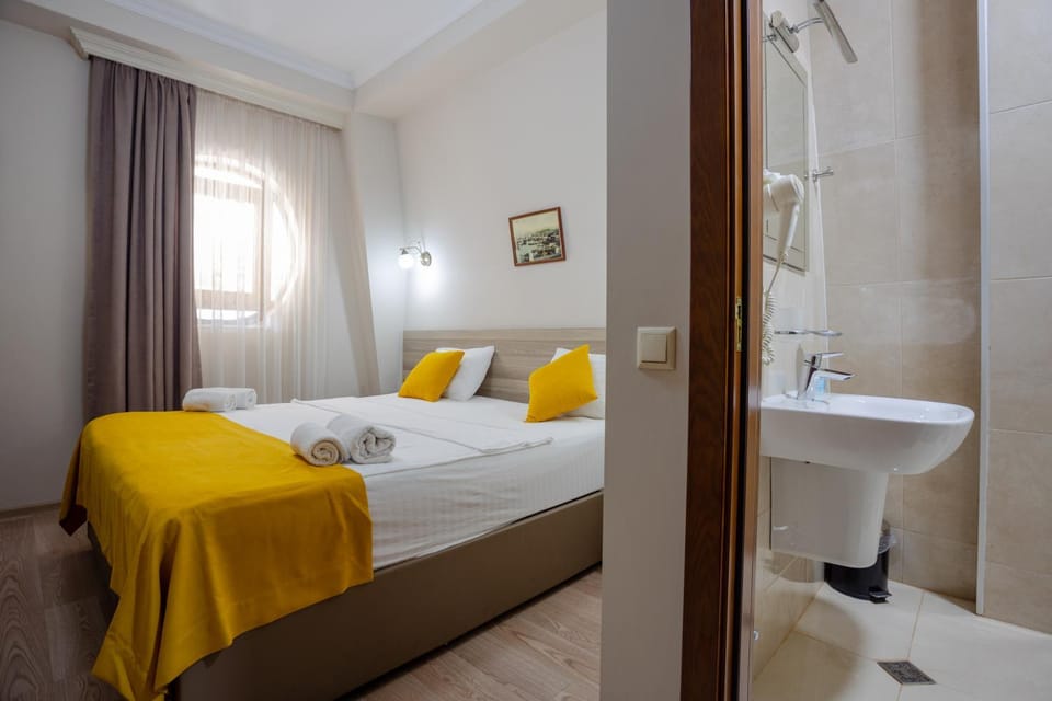 Bed, Bathroom, Photo of the whole room, Bedroom, Bath