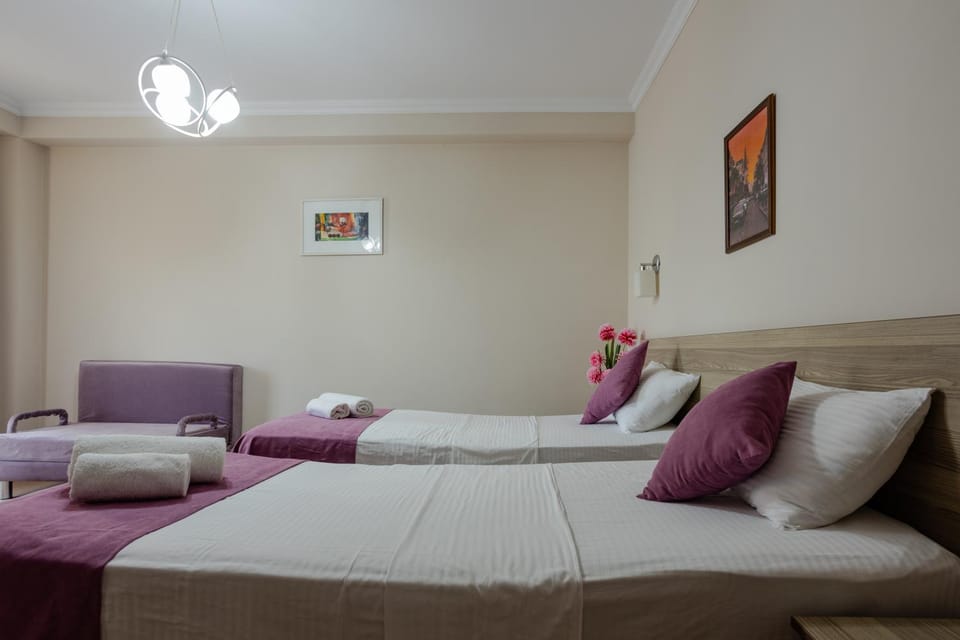 Bed, Photo of the whole room, Seating area, Bedroom, towels