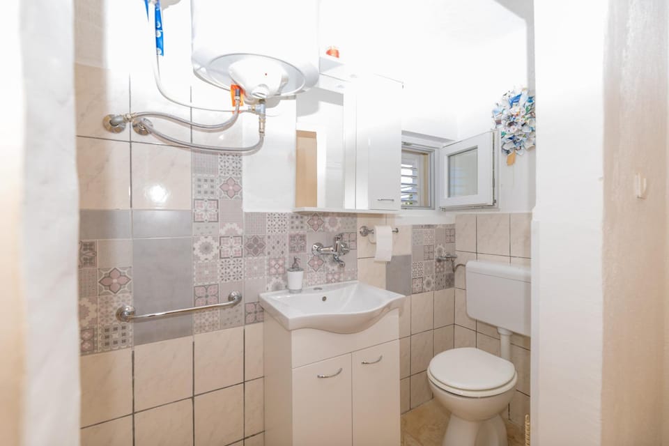 Shower, Toilet